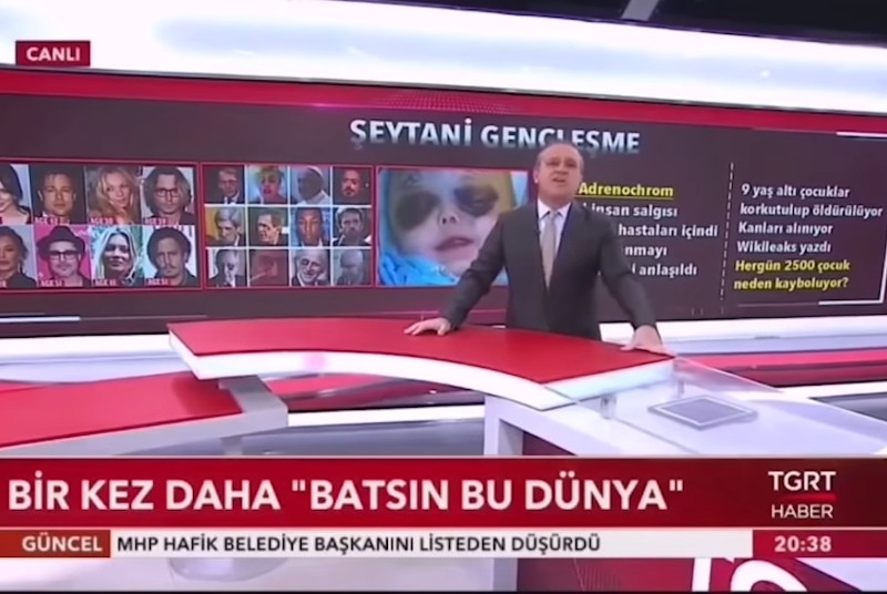 Am 25. Juni 2020 sendete der türkische Fernsehsender TGRT Haber in seiner täglichen Nachrichtensendung einen Bericht, in dem er unhinterfragt den Adrenochrom-Verschwörungsmythos übernahm. Der Fernsehsender steht der türkischen Regierungspartei AKP nahe. »«ŞEYTANI GENÇLEŞME« meint »Teuflische Verjüngung«. »Hergün 2500 çocuk neden kayboluyor?« heißt: »Warum verschwinden jeden Tag 2500 Kinder?«. Im weiteren Text wird behauptet, dass diese Kinder unter neun Jahre alt seien. Sie würden in Angst versetzt und getötet, um ihnen Blut abzunehmen, um Adrenochrom zu erhalten. Der Verweis auf die Enthüllungsplattform Wikileaks («wikileaks yazdı« = »Wikileaks schrieb«) ist eine falsche Behauptung. Wikileaks hat nicht über Adrenochrom berichtet. Dort waren 2016 Emails zwischen einem Wahlkampfmanager von Hillary Clinton und dem Betreiber einer New Yorker Pizzeria veröffentlicht worden. Verschwörungsideolog*innen glaubten in Worten wie »Pizza« und »Sauce« die Chiffren eines Kinderhandels- und Pädophilen-Rings zu erkennen und spannten den Bogen zur Adrenochrom-Verschwörung.