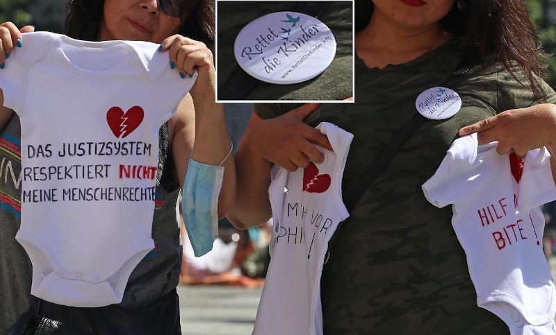 In der Kampagne »Rettet die Kinder« ist die Adrenochrom-Verschwörung nicht explizit genannt, jedoch bezieht sie sich unzweifelhaft auf den damit verbundenen Mythos. Siehe Bild 6.
Desweiteren wendet sich die Kampagne gegen die Maßnahmen zur Eindämmung der COVID-19-Pandemnie, gegen »Zwangs-Impfung, Zwangs-Maskierung, Zwangs-Isolation, Zwangs-Verchippung, Zwangs-Frühsexualisierung, Zwangs-Zensur, Zwangs-Ideologisierung, Zwangs-Medien-Indoktrination, etc.«.