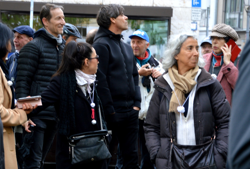 Die »Querdenkerbommel« sind ein Erkennungszeichen verschwörungsideologischer Kreise. Das Bild zeigt Teilnehmende einer »Hygienedemo« im Mai 2020 in Berlin.
