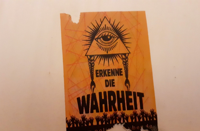 Das Allsehende Auge, auch Auge der Vorsehung, wird in extrem rechten Kreisen den »Illuminaten« zugeschrieben. Nach Vorstellung der extrem Rechten ist dies ein jüdischer und freimaurerischer Geheimbund. Der Aufkleber »Erkenne die Wahrheit«, wird von einem deutschen Neonaziversand vertrieben. Das Motiv zeigt das Allsehende Auge mit zwei Zöpfen. Die Zöpfe stehen symbolisch für die schwedische Klimaaktivistin Greta Thunberg. Die Aussage dieses Aufklebers ist demnach, dass Thunberg und die Klimaschutzbewegung von angeblichen »Illuminaten« gelenkt würden.