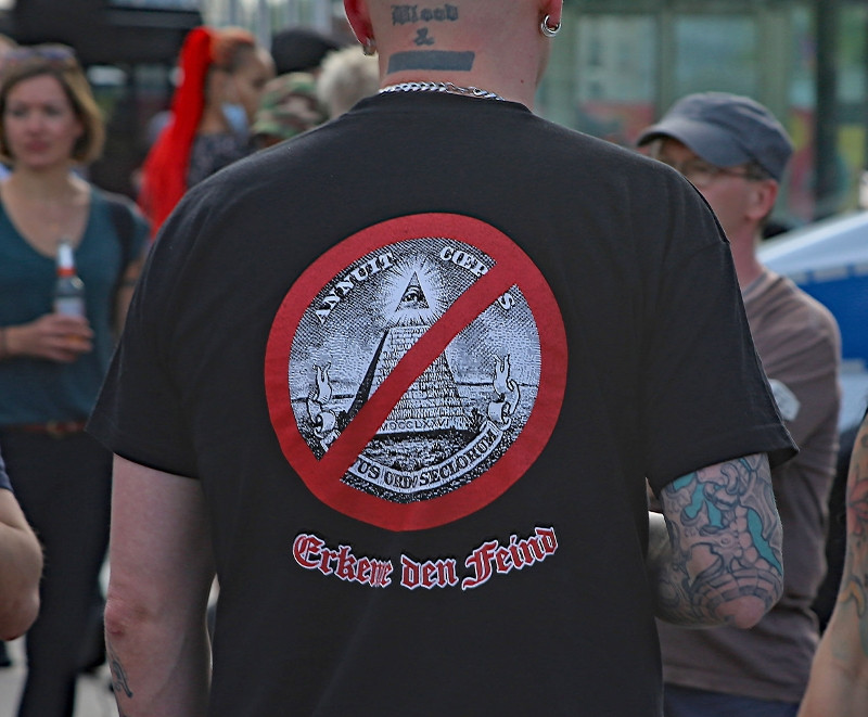 Das Shirt-Motiv bildet einen Ausschnitt der amerikanischen Ein-Dollar-Note ab.