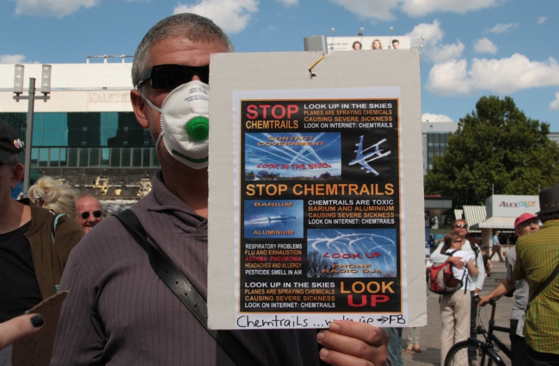 Teilnehmer einer Demonstration von Chemtrail-Gegner*innen am 23. August 2013 in Berlin.