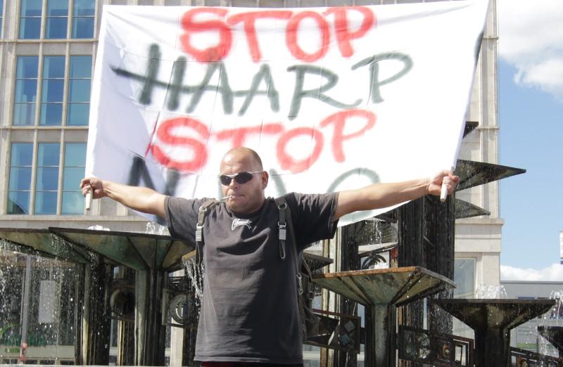 Teilnehmer einer Demonstration von Chemtrail-Gegner*innen am 23. August 2013 in Berlin. HAARP steht in verschwörungsideologischen Kreisen für alle Standorte, an denen mittels Radiowellen in der oberen Erdatmosphäre geforscht und gearbeitet wird. In Deutschland werden in diesem Zusammenhang oft das Max-Planck-Institut für Sonnenforschung in Göttingen (ehemals in Lindau / Niedersachsen) oder die Marine-Funkanlage in Marlow bei Rostock als vermeintliche HAARP-Standorte genannt.
