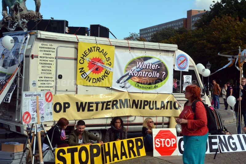 Bis ins Jahr 2018 fand jährlich ein »Global March Against Geoengeneering« statt. Zu diesem Anlass protestierten am 27. September 2014 mehrere Dutzend Personen in Berlin gegen »Chemtrails« und HAARP.
