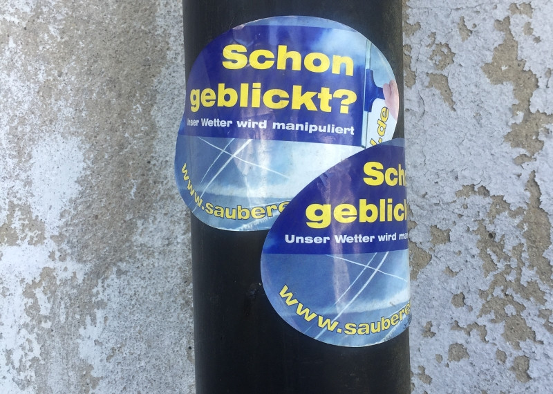 Verschwörungsmythen beruhen oft auf realen Sachverhalten, die fiktiv ausgeschmückt werden. Beispiel »Chemtrails«: Dass tatsächlich Wettermanipulationen durch Chemikalien geschehen, ist unumstritten. So ist es möglich, über Flugzeuge Wolken mit einer Mischung aus Jod, Silber und Aceton zu besprühen, damit diese gezielt abregnen. Die Methode wird gelegentlich angewendet, beispielsweise um an einem Ort zu einem Großereignis das Wetter regenfrei zu halten.
Die »Bürgerinitative Sauberer Himmel« war in Deutschland eine führende Vertreterin der Chemtrail-Erzählungen. Sie stellte 2016 ihre Aktivitäten weitgehend ein. Der Sprecher der Gruppe, der Rechtsanwalt Dominik Storr, exponiert sich weiterhin über das Thema Chemtrails und behauptet, das wirtschaftliche Weltgeschehen würde von einem »khasarischen Judentum« gelenkt. (https://www.psiram.com/de/index.php/Dominik_Storr)