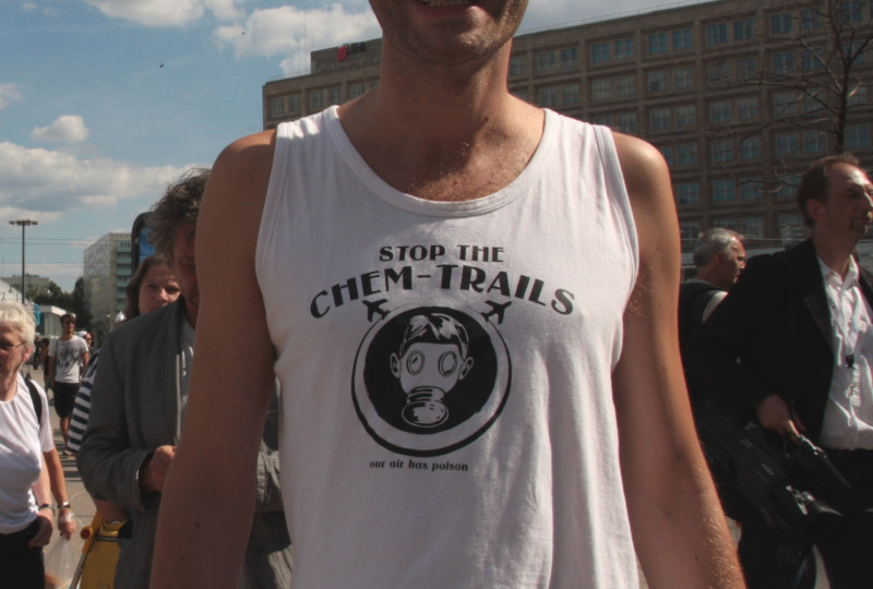 Teilnehmer einer Demonstration von Chemtrail-Gegner*innen am 23. August 2013 in Berlin.
