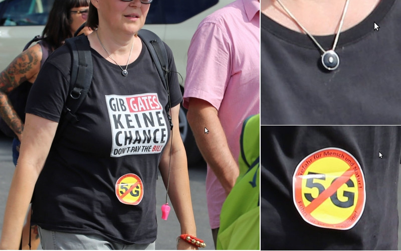 Teilnehmerin der Demonstration gegen die Maßnahmen zur Eindämmung der Corona-Pandemie am 01. August 2020 in Berlin. Neben der Ablehnung von Bill Gates und »5G« ist als Halskette das »Zeichen der Wahrheit« des Verschwörungsideologen Heiko Schrang zu sehen.