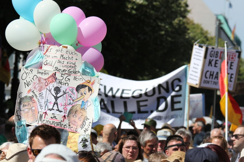 Demonstration gegen die Maßnahmen zur Eindämmung der Corona-Pandemie am 01. August 2020 in Berlin.