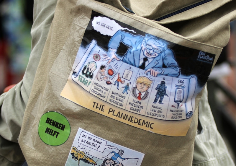 Zeichnung von Ben Garrison auf dem Rucksack eines Teilnehmers einer »Hygiene-Demonstration« im Juni in Berlin. Garrison ist ein US-amerikanischer Karikaturist , der der Alt-Right-Bewegung nahe steht.