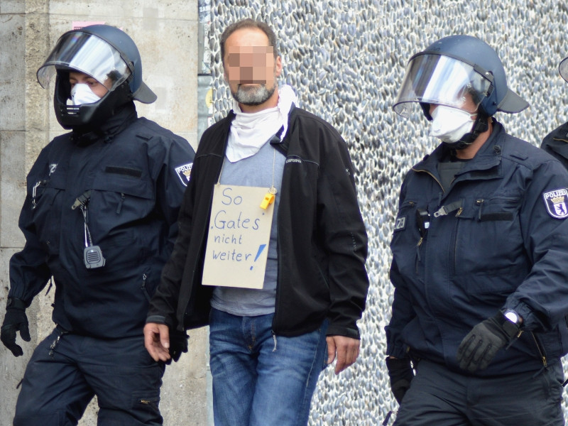 Mit dem Feindbild Bill Gates sind allerlei Wortspiele verbunden: »Gates noch?«, »So gates nicht weiter« und manches mehr. Das Foto zeigt einen Teilnehmer einer »Hygiene-Demonstration« im April 2020 in Berlin.