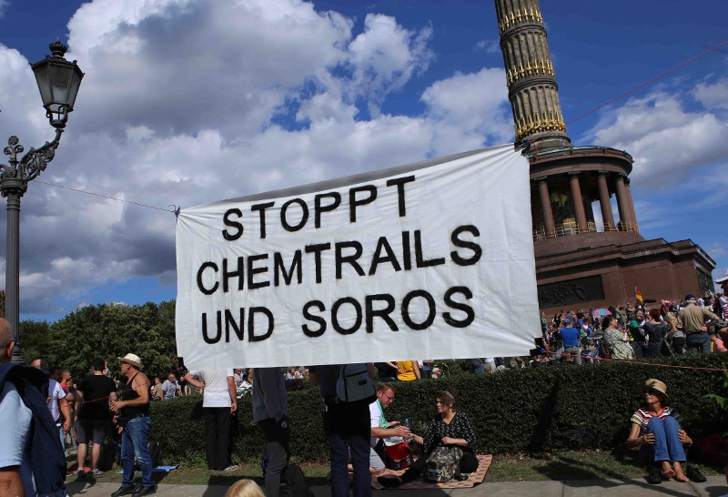 Transparent auf einer Demonstration gegen die Maßnahmen zur Eindämmung der COVID-19-Pandemie im August 2020 in Berlin.