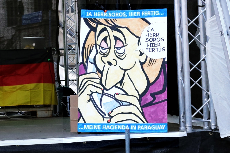Schild an der Bühne der PEGIDA-Demonstration »4 Jahre PEGIDA« am 21. Oktober 2018 in Dresden.