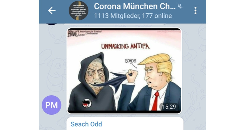 Telegram-Gruppe »Corona München Chat« im Juli 2020. Die Karikatur zeigt Donald Trump, der einer vermummten Person, die das Symbol der Antifaschistischen Aktion trägt, die Maske vom Gesicht reißt, wobei George Soros zum Vorschein kommt. Verbreitet wurde diese Grafik von der Organisation »Americans for Limited Government«, die Trump nahe steht.