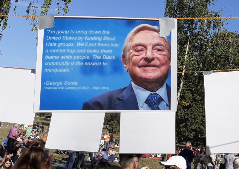 Hoax!
Das abgebildete Schild befand sich am 19. September 2020 am Eingang einer Querdenker-Kundgebung in Frankfurt am Main, auf der sich ca. 400 Personen als »Wahrheitsbewegung« inszenierten.
Laut dieses Schildes soll George Soros gesagt haben: »I’m going to bring down the United States by funding Black Hate groups. We’ll put them into a mental trap and make them blame white people. The Black community is the easiest to manipulate.«
Übersetzt: »Ich werde die Vereinigten Staaten zu Fall bringen, indem ich Black-Hate-Gruppen finanziere. Wir werden sie in eine geistige Falle locken und sie dazu bringen, den Weißen die Schuld zu geben. Die schwarze Gemeinschaft ist am leichtesten zu manipulieren.«
Das angebliche Soros-Zitat ist erfunden. Soros hat zu keinem Zeitpunkt gegenüber der deutschen BILD-Zeitung diese oder eine auch nur entfernt ähnliche Aussage getätigt.

Der Wahrheits- bzw. Lügengehalt dieser Behauptung ist - für logische Denker*innen - leicht zu erfassen. Denn hätte George Soros diese Sätze gesagt, so hätte es sich die Rechte in den USA nicht nehmen lassen, daraus einen politischen Skandal zu machen und die Quelle vorzulegen. Doch beides fand nicht statt.