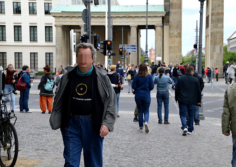 Das Symbol und der Slogan von Heiko Schrang haben unter seinen Anhänger*innen hohen Wert zur gegenseitigen Erkennung. In einschlägigen Foren berichten diese immer wieder, wie sie sich in Alltagssituationen über das Motiv erkennen und ins Gespräch kommen.