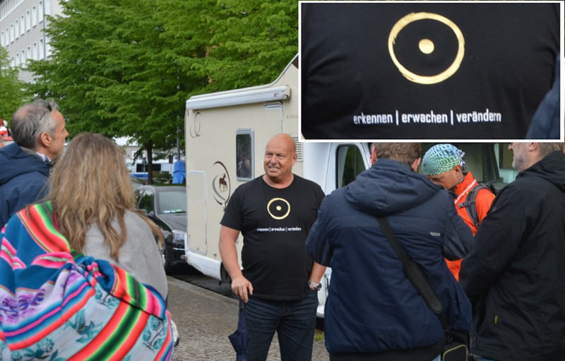 Heiko Schrang als Werbeträger in eigener Sache auf einer »Hygiene-Demonstration« im Mai 2020 in Berlin.