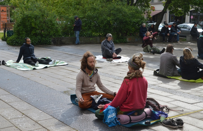 Bei sogenannten »Hygienedemos«, die sich gegen die Maßnahmen und Verordnungen aufgrund der COVID19-Pandemie richten, lassen sich Teilnehmende zur Meditation nieder. Diese »Ignorance Meditation« wurde von Ken Jebsen und dem Berliner Sportfotografen Kai Stuht erfunden. Das Foto zeigt Personen bei der »Ignorance Meditation« im Rahmen einer »Hygiene-Demo« im Mai 2020 in Berlin.