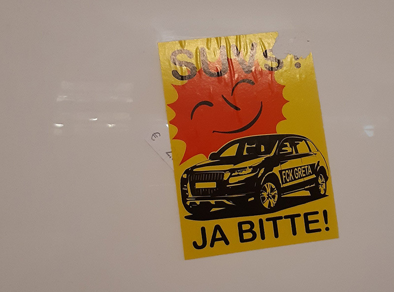 Allen Parolen von »Umweltschutz ist Heimatschutz« zum Trotze machen sich Neonazis immer wieder zu Fürsprecher*innen von Dieselmotoren und SUVs und wenden sich gegen Tempolimits. Dies verbinden sie häufig mit Anfeindungen gegen Greta Thunberg. Der abgebildete Aufkleber wird von einem neonazistischen Versand aus Thüringen verbreitet.