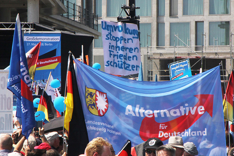 Schild »Umvolkung stoppen« auf einer Demonstration der Alternative für Deutschland am 27. Mai 2018 in Berlin.