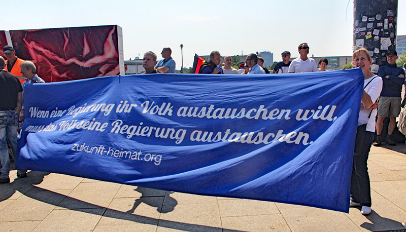 Der Verein Zukunft Heimat ist vor allem in Cottbus aktiv. Er agiert gegen geflüchtete Menschen und mobilisiert zu Kundgebungen 300 bis 400 Personen. Immer wieder gibt es ein Zusammenwirken mit der AfD. Auf dem Foto von der AfD-Demonstration am 27. Mai 2018 in Berlin wird das Motiv vom »Großen Austausch« aufgegriffen.