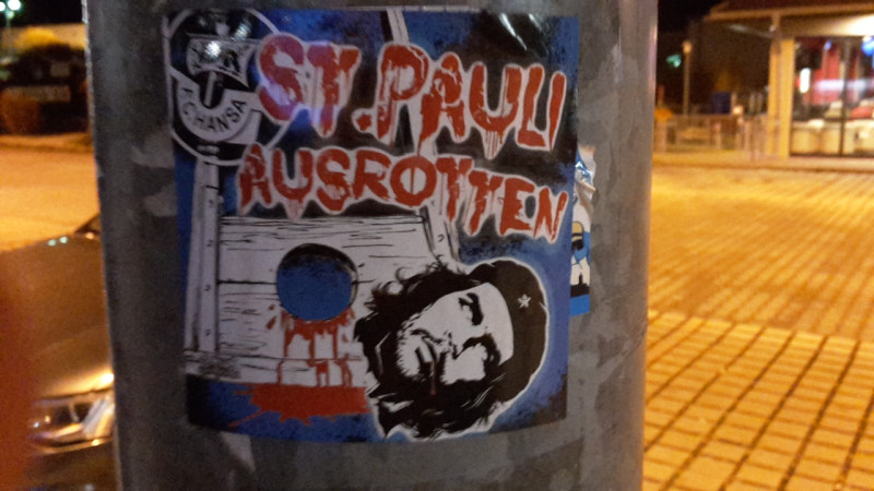 Aufkleber von Rostocker Fußballfans, der gegen die als links angefeindeten Fans des FC St. Pauli Hamburg gerichtet ist. Fotografiert 2017.